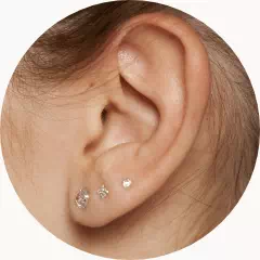 ucho z wieloma kolczykami