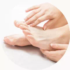 kobiece dłonie i stopy